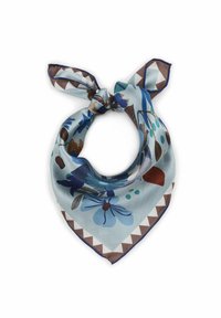 Écharpe bleu clair nouée en boucle, présentant des motifs floraux et géométriques dans des teintes de bleu, marron et vert, sur un fond blanc.