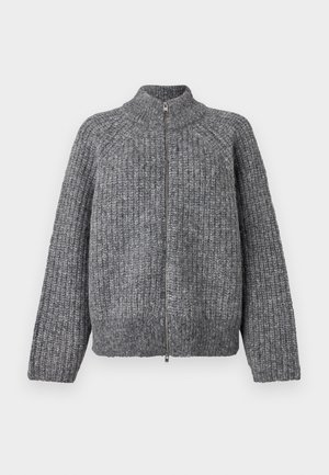 Sweater cinzento tricotado com fecho de correr e gola alta, textura canelada, ombros caídos e corte reto. Detalhe em zíper prateado na parte da frente.