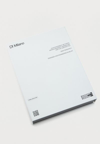 Λευκό φυλλάδιο με τίτλο "DI Milano" με κείμενο για τον μονοχρωματικό μινιμαλισμό, την έρευνα σχεδιασμού και έναν κωδικό QR σε απλό φόντο.
