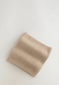 Rectangle en tissu tricoté beige à rayures avec une texture douce, présentant un bord simple et épuré. Convient à diverses utilisations.