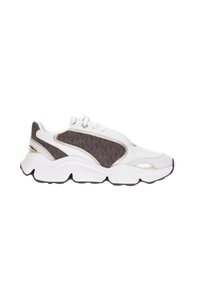Sneaker bianchi e marroni presentano una tomaia in pelle liscia con un motivo a logo, dettagli dorati e una suola texturizzata chunky.
