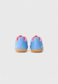 Scarpe da ginnastica blu con dettagli rosa, parte superiore in sintetico testurizzato, sezioni perforate e suola in gomma naturale con un battistrada a motivo.