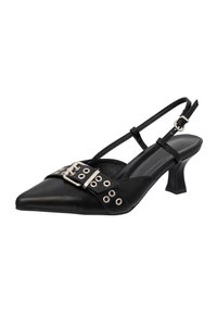 Zapato de tacón destalonado de cuero negro con punta afilada, que presenta detalles decorativos, un diseño de tiras y un tacón cuadrado de altura media.