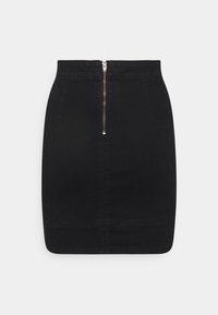 Svart denimkjol med dragkedja fram, figurnära design, mjuk textur och fåll vid mid thigh, med dekorativa sömnadsdetaljer.