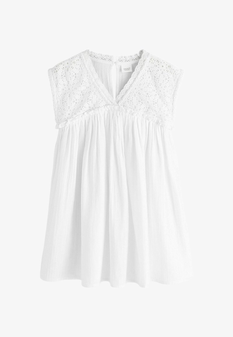 Robe blanche sans manches avec corsage supérieur en dentelle florale et tissu froncé en dessous, avec un décolleté en V et une fermeture éclair au dos.