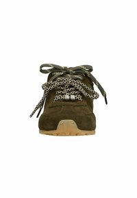 Sneaker verde in suede con punta arrotondata, caratterizzato da lacci fantasia, accenti metallici e suola in gomma testurizzata.