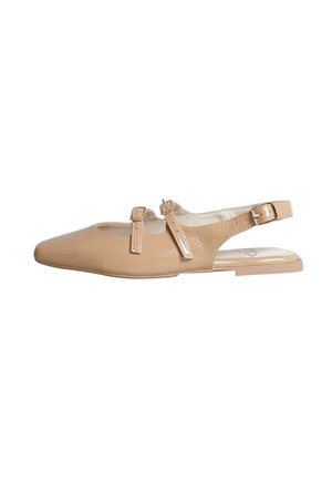 Chaussure plate beige à bride arrière, avec un bout pointu, deux sangles ajustables et une texture lisse et brillante. Design minimaliste avec un talon ouvert.