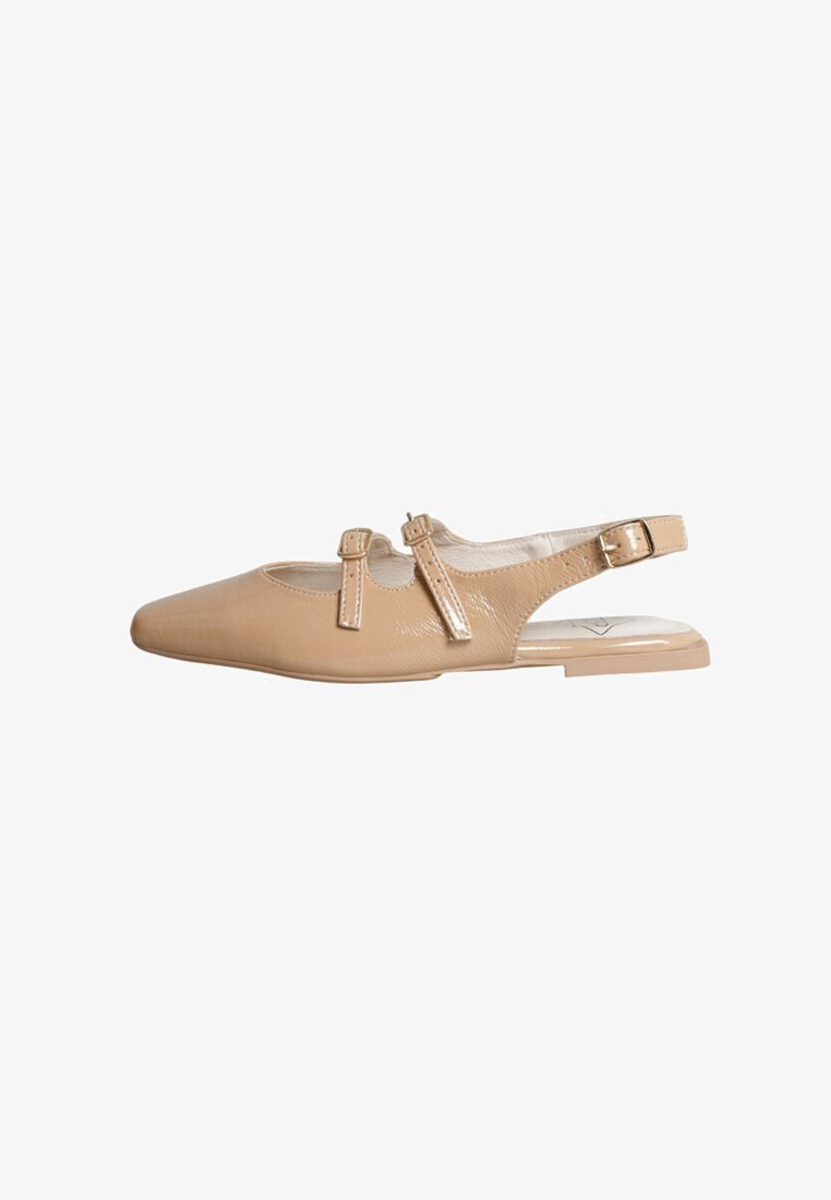 Zapato plano tipo slingback en beige con punta afilada, dos correas ajustables y una textura suave y brillante. Diseño minimalista con talón abierto.