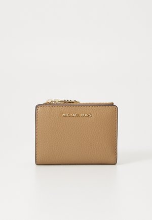 Portefeuille en cuir tan avec une texture granuleuse, dotée d'une fermeture zip et du logo "MICHAEL KORS" en relief sur le devant.