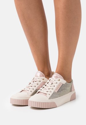 Sneakers basse in rosa pallido e argento. Presentano una tomaia in tessuto testurizzato, accenti rosa lucidi e una suola bianca zigrinata.