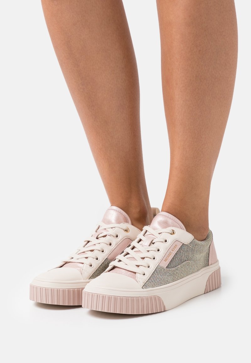 Sneakers basse in rosa pallido e argento. Presentano una tomaia in tessuto testurizzato, accenti rosa lucidi e una suola bianca zigrinata.
