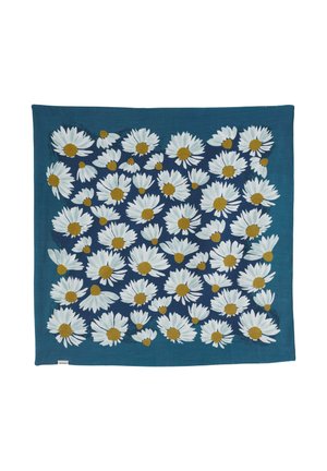 Modrý látkový štvorec posiaty bielymi margarétkami s žltými stredmi v uvoľnenom opakujúcom sa vzore pokrývajúcom povrch.