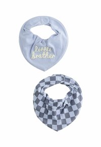 Due bib bib in bandana: uno azzurro chiaro con texture a righe e testo "fratellino"; l'altro grigio con motivi alternati a quadretti. Entrambi hanno chiusure a scatto.