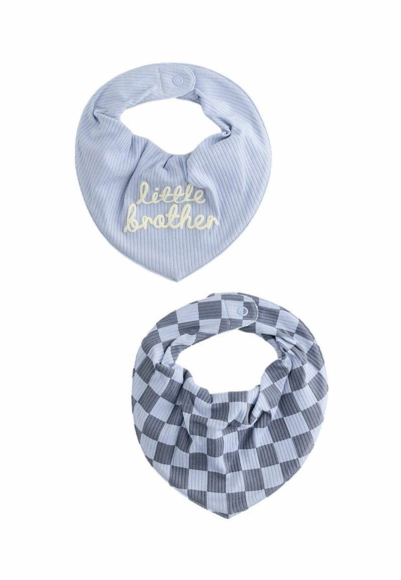 Due bib bib in bandana: uno azzurro chiaro con texture a righe e testo "fratellino"; l'altro grigio con motivi alternati a quadretti. Entrambi hanno chiusure a scatto.