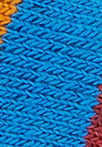 Tessuto con una vibrante trama intrecciata blu, intervallata da accenti arancioni e rossi. Il tessuto presenta un motivo fitto e intricato.