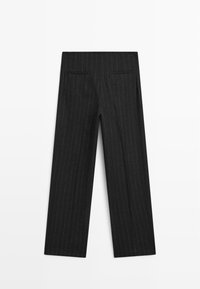 Černé pruhované kalhoty s rovnými nohavicemi, které mají dvě zadní kapsy a hladký povrch.