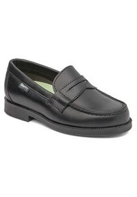 Mocasín de cuero negro con un diseño cosido, que presenta una cinta elevada en el empeine y un tacón bajo de goma. El interior tiene un forro verde.