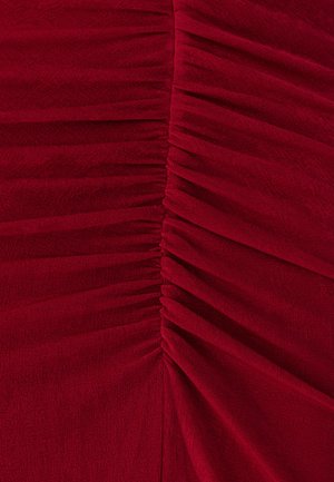 Rode stoffen jurk met verticale ruches. Gladde textuur en subtiele glans. Op maat gemaakte pasvorm met zachte draping over het lichaam.