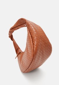 Sac en cuir tissé marron avec une silhouette courbée et une anse épaisse torsadée. Dispose d'une fermeture éclair et d'une texture lisse.