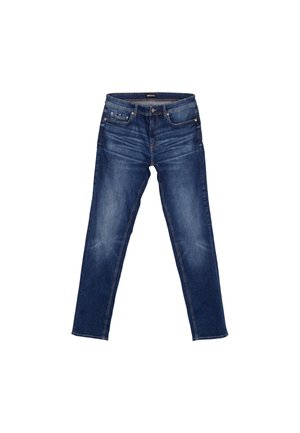 Ciemnoniebieskie jeansy z denimu z przednimi kieszeniami, zapięciem na guzik i suwak, położone płasko na białym tle.