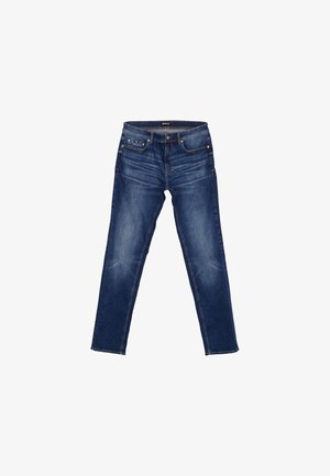 Jeans in denim blu scuro con tasche frontali, bottone e chiusura lampo, posati in piano su uno sfondo bianco.