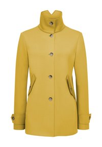Gelber Mantel mit hohem Kragen, vorderer Knopfverschluss, zwei schrägen Taschen und Ärmeldetails mit Knöpfen. Glatte Stoffoberfläche.