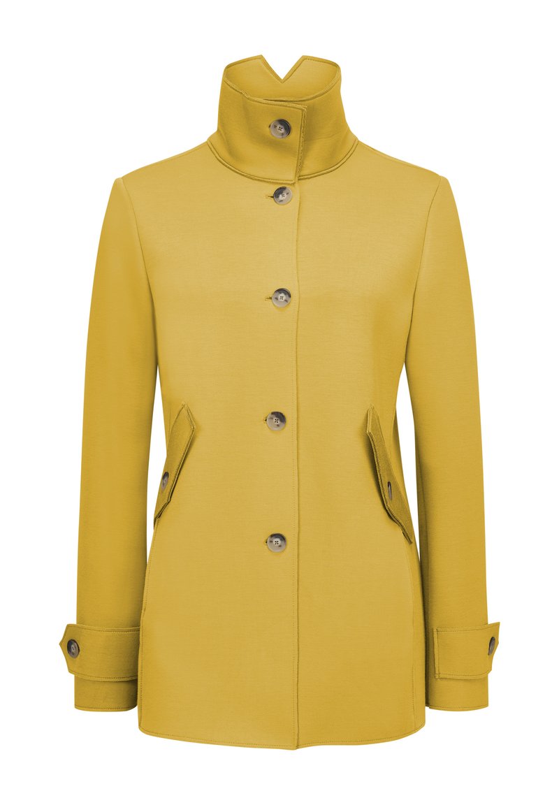 Gelber Mantel mit hohem Kragen, vorderer Knopfverschluss, zwei schrägen Taschen und Ärmeldetails mit Knöpfen. Glatte Stoffoberfläche.