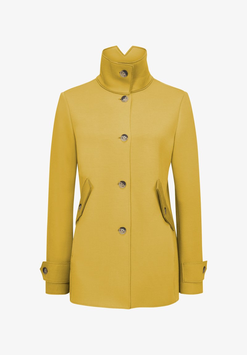 Gelber Mantel mit hohem Kragen, vorderer Knopfverschluss, zwei schrägen Taschen und Ärmeldetails mit Knöpfen. Glatte Stoffoberfläche.