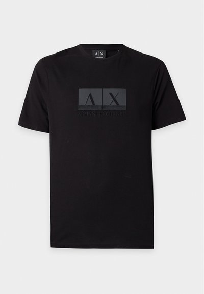 Черна тениска с къс ръкав Armani Exchange с буквите A и X в тъмно сиви квадрати и текст "Armani Exchange" под логото.