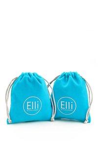 Zwei türkisfarbene Beutel mit Kordelzug aus weichem Stoff, mit dem weißen "Elli"-Branding in einem kreisförmigen Design. Strukturierte Oberfläche und silberfarbene Kordeln.