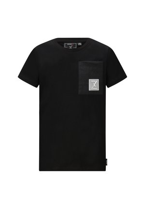 Zwarte katoenen t-shirt met korte mouwen, een ronde halslijn en een patchzakje op de linkerbovenborst met een vierkant label.