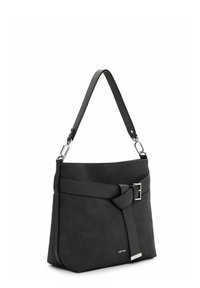 Bolso de hombro de cuero negro con una correa ancha ajustable, detalle de cinturón con hebilla plateada y placa de la marca plateada en la esquina delantera.