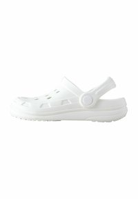 Weiße Schaumclogs mit offenem Rücken und verstellbarem Riemen. Verfügt über Belüftungsöffnungen und eine strukturierten Sohle für besseren Grip. Glattes, leichtes Design.