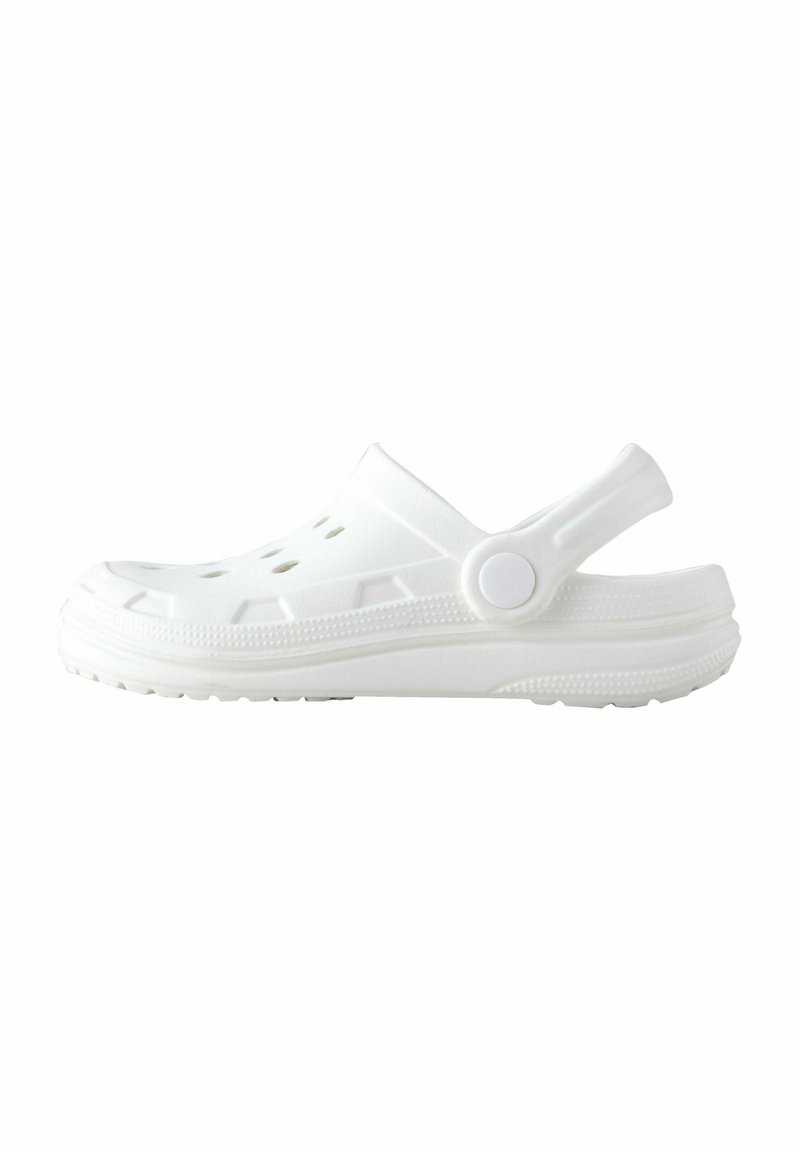 Weiße Schaumclogs mit offenem Rücken und verstellbarem Riemen. Verfügt über Belüftungsöffnungen und eine strukturierten Sohle für besseren Grip. Glattes, leichtes Design.