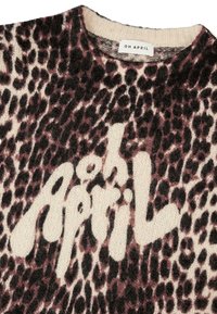 Strickpullover mit Leopardenmuster in Schwarz und Rosa sowie einem weißen "OH APRIL" Logo. Gemütliche Textur mit Rundhalsausschnitt und gestickten Details.