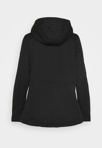 Chaqueta negra con capucha y dobladillo terminado, que presenta una textura suave y un corte de longitud media, diseñada para un uso versátil.