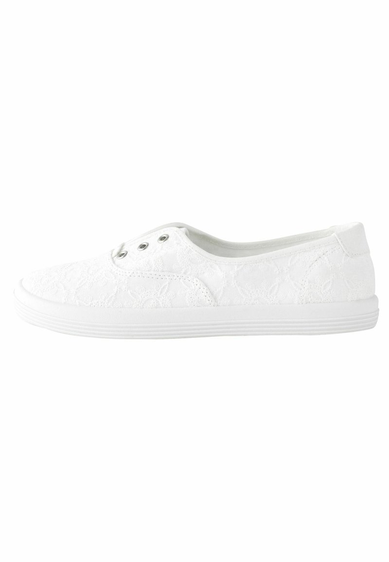 Sneaker bianco slip-on con un delicato motivo in pizzo floreale, tre fori per i lacci e suola piatta in gomma.