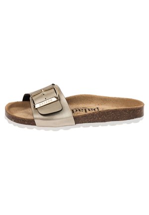 Infradito in metallo dorato con un accento a fibbia, piede in sughero e suola in gomma bianca; presenta un design piatto per una facile calzata.