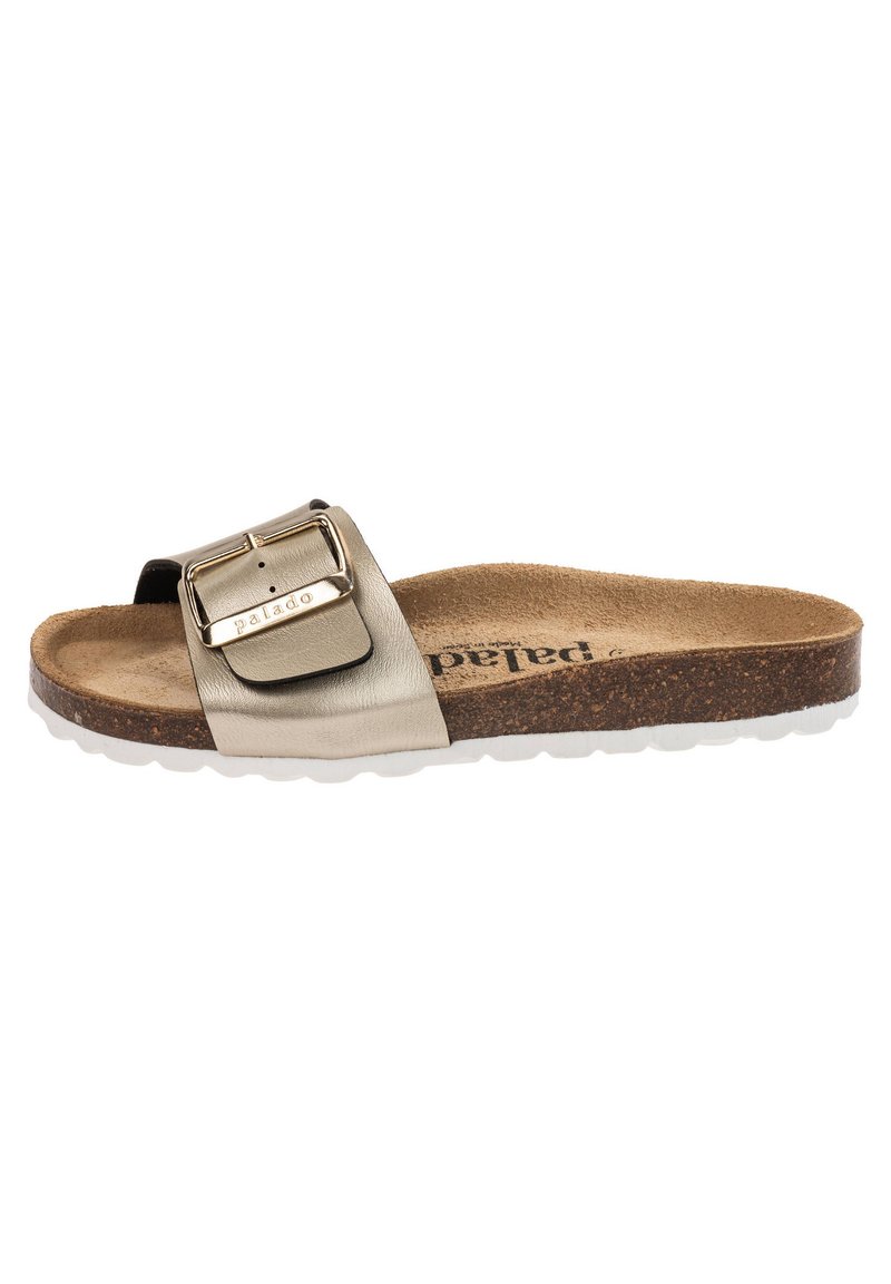 Guld metallisk slide sandal med en spänneaccent, korkfotbädd och vit gummisula; har en platt design för enkel användning.