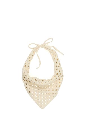 Batic triunghiular croșetat de culoare crem, cu model deschis de țesut, legat într-un funda în partea de sus.