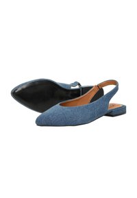 Blauwe denim slingback schoenen met een spitse neus, platte hak en een open achterkant. Gladde binnenvoering en minimale hardware details.