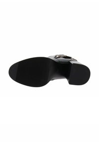 Stivale nero con tacco, dalla texture liscia, con punta quadrata, tacco largo e dettaglio a fibbia dorata sul lato. Suola in gomma piatta.