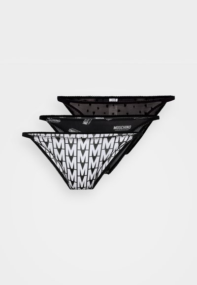 Τρία ζευγάρια μαύρων εσωρούχων γυναικεία: ένα με μαύρες καρδιές σε διάφανη ύφανση, ένα με το λευκό λογότυπο Moschino σε μαύρο φόντο, και ένα με ένα τολμηρό μαύρο-άσπρο μοτίβο Μ.