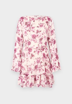 Langärmliges, cremefarbenes Minikleid mit rosa Blumenmuster, plissiertem Stoff, gerafftem Saum und dünnem geflochtenem Gürtel in der Taille.