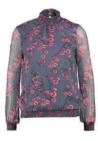 Květinová blůza s dlouhými průhlednými rukávy, vysokým límcem a nařaseným výstřihem. Obsahuje růžové květy na tmavě modrém pozadí a elastický spodní lem.