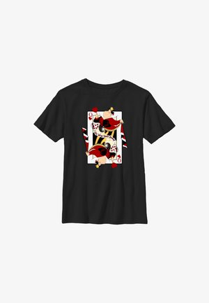 Sort T-shirt med et design af en hjerter dame spillekort med en tegneseriefigur af en dronning, der holder et rødt hjerte og en vifte.