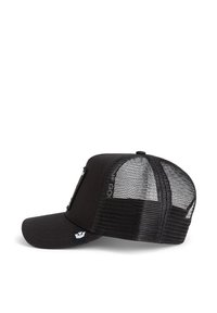 Gorra negra con una parte delantera sólida y trasera de malla, con un visor curvado, detalles cosidos y un parche de logo en el lateral.