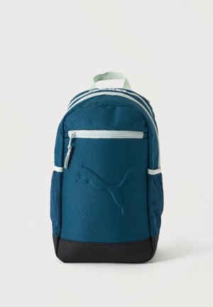 Sac à dos bleu et noir avec des fermetures éclair blanches, des poches latérales en mesh, et un logo Puma embossé sur la poche avant, sur un fond uni.