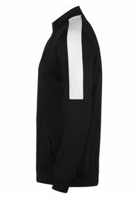 Schwarze Jacke mit hohem Kragen, weißen Seitenakzenten, zwei seitlichen Taschen und glatter Textur. Mit gerippten Bündchen und Saum.