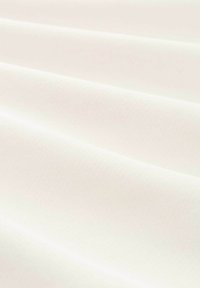 Lekkka, teksturowana tkanina w kolorze kremowym z delikatnymi fałdami i prążkami, prezentująca gładką, miękką powierzchnię odpowiednią do różnych zastosowań.